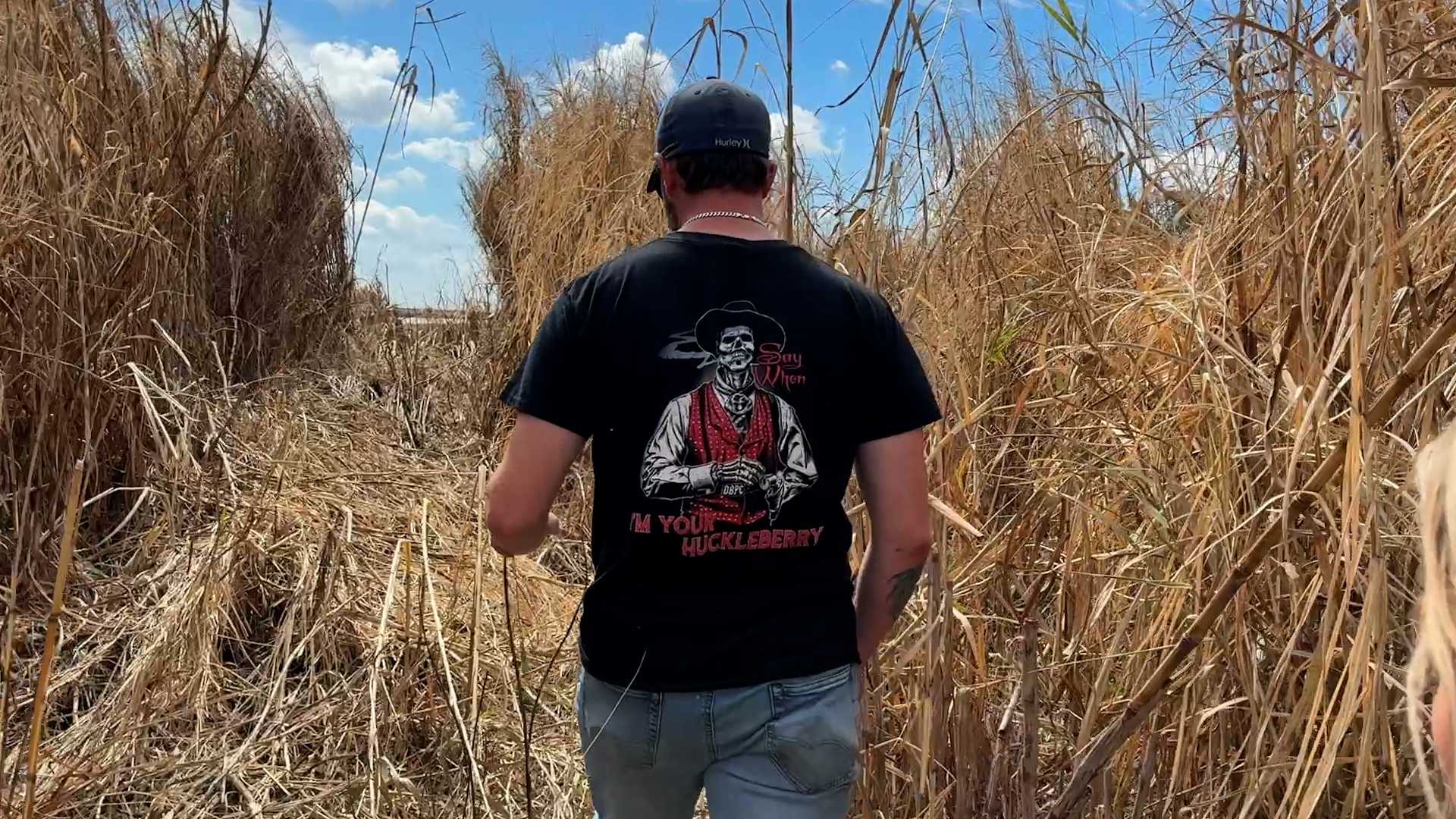 good samaritan rescues mother and three children from a canal