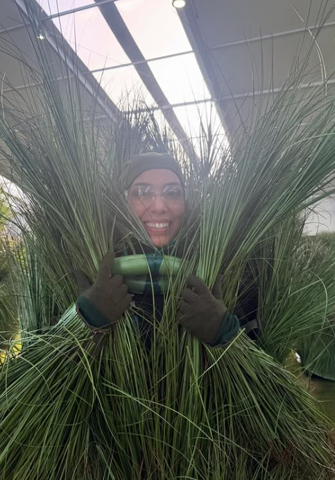 jasmine ﻿proaño wearing grass